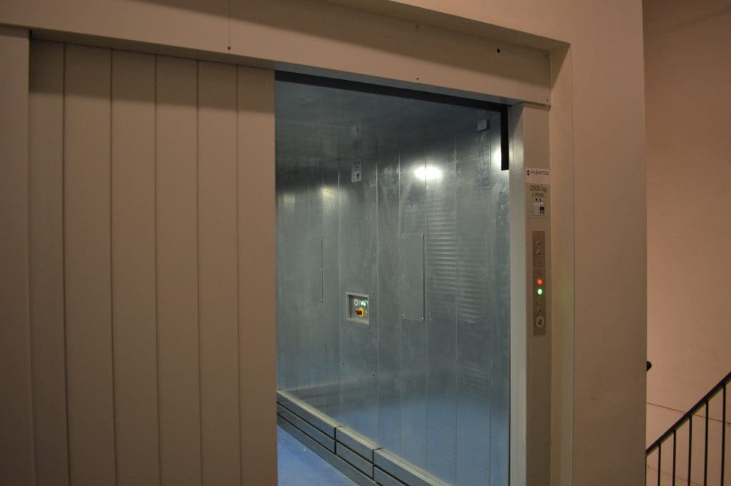 Goederenlift met persoonsbegeleiding